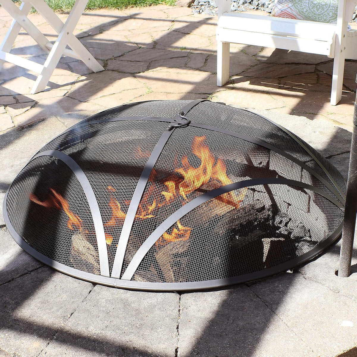 Sunnydaze Outdoor Patio Fire Pit Screen - Reinforced Steel Mesh Round Fire Pit Spark Screen with Handle - 30" Diameter